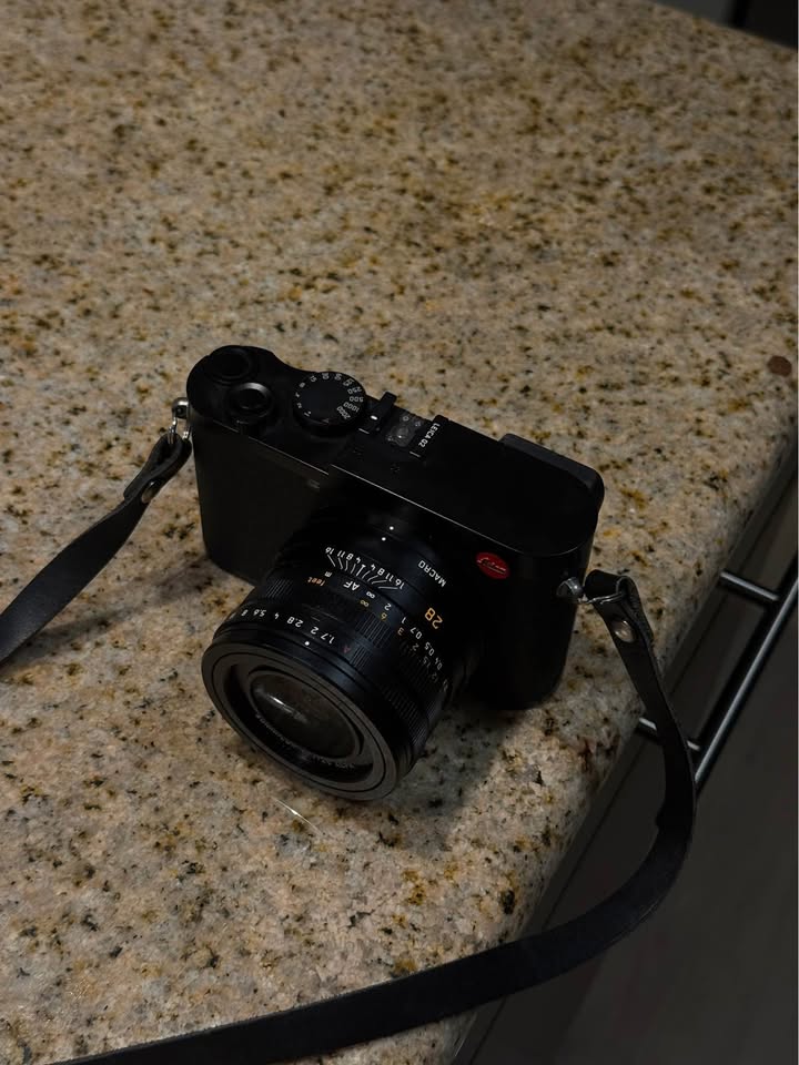 Leica Q2 with box & receipt